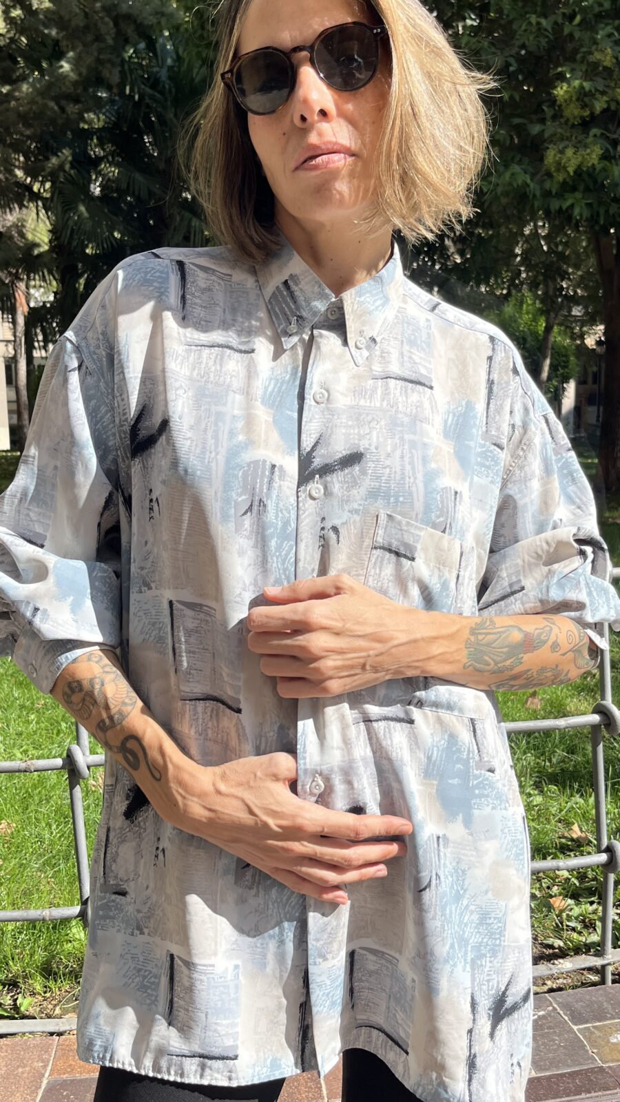 Camisa vintage unisex oversize con estampado abstracto frío años 90 - Imagen 6