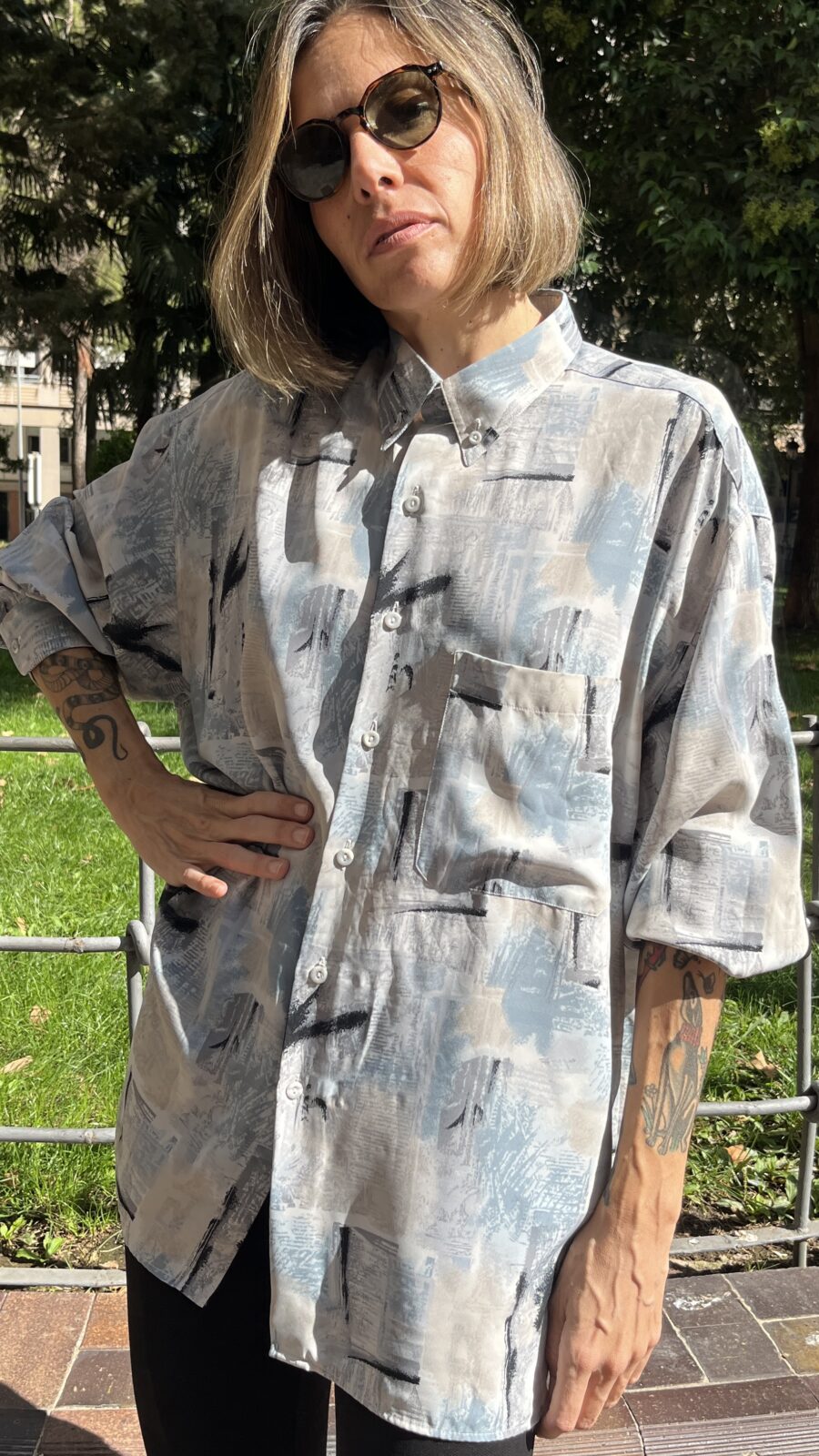 Camisa vintage unisex oversize con estampado abstracto frío años 90 - Imagen 4