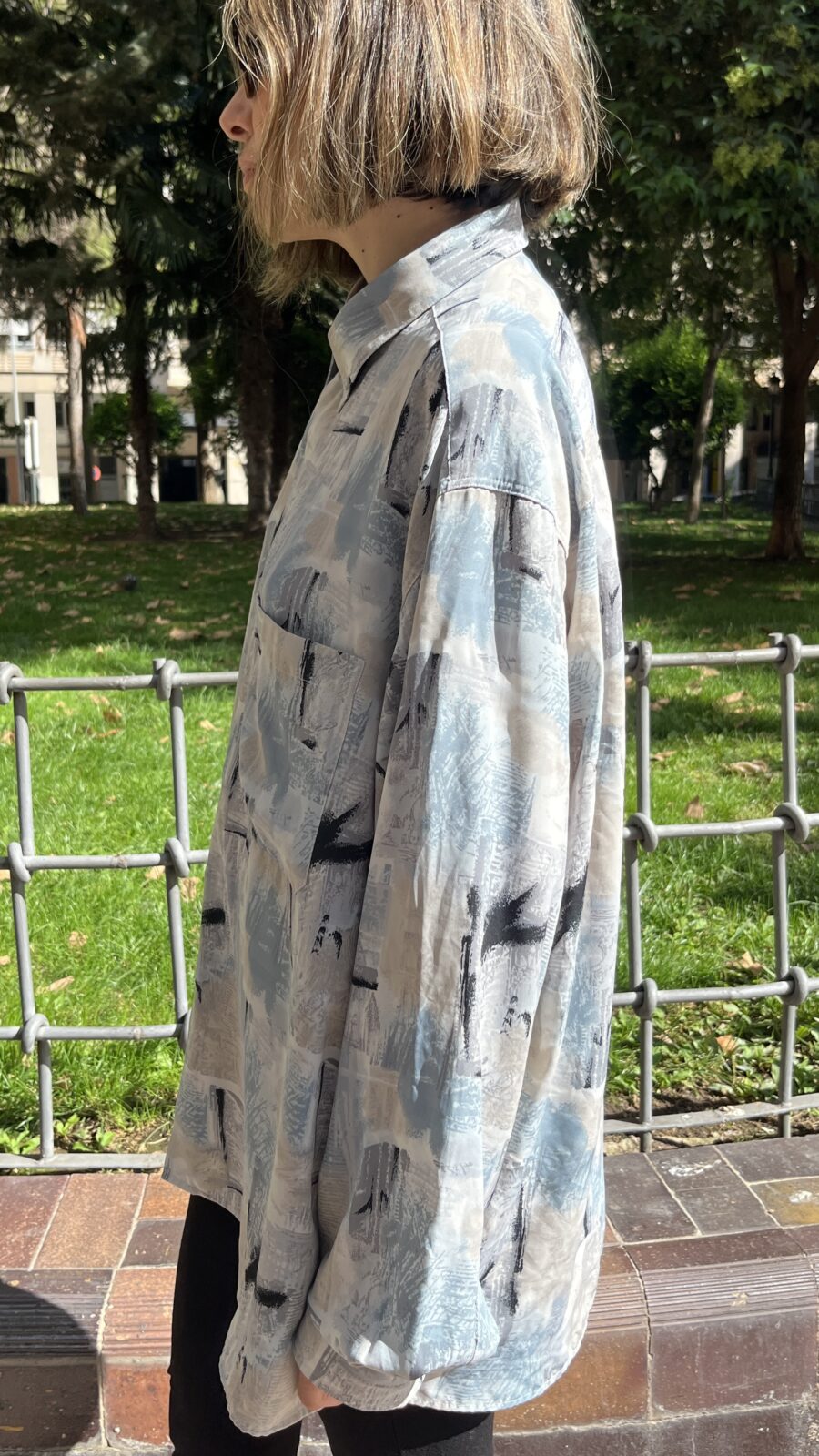 Camisa vintage unisex oversize con estampado abstracto frío años 90 - Imagen 11