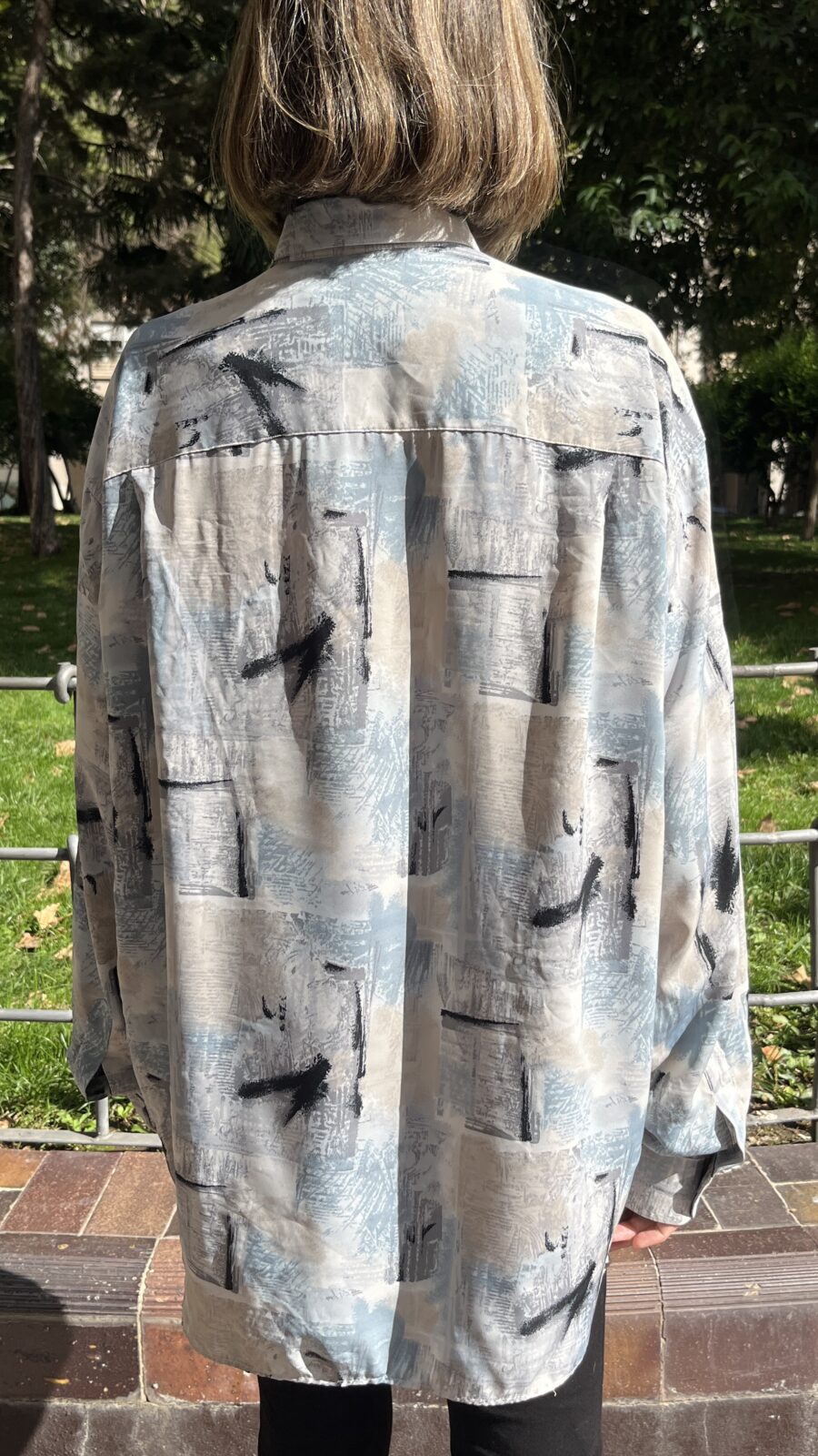 Camisa vintage unisex oversize con estampado abstracto frío años 90 - Imagen 12