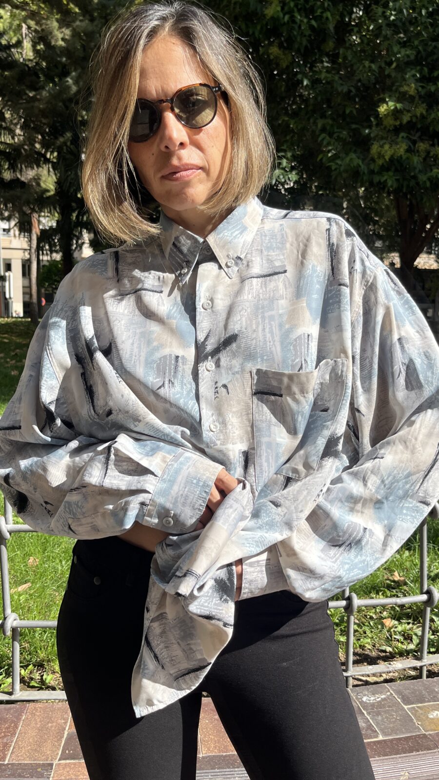 Camisa vintage unisex oversize con estampado abstracto frío años 90 - Imagen 2