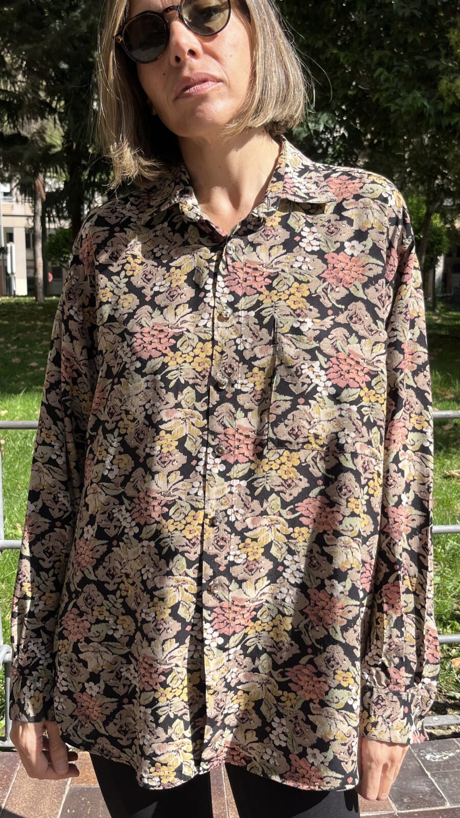 Camisa vintage unisex italiana con motivo floral tejido sobre fondo negro (años 80–90) - Imagen 13