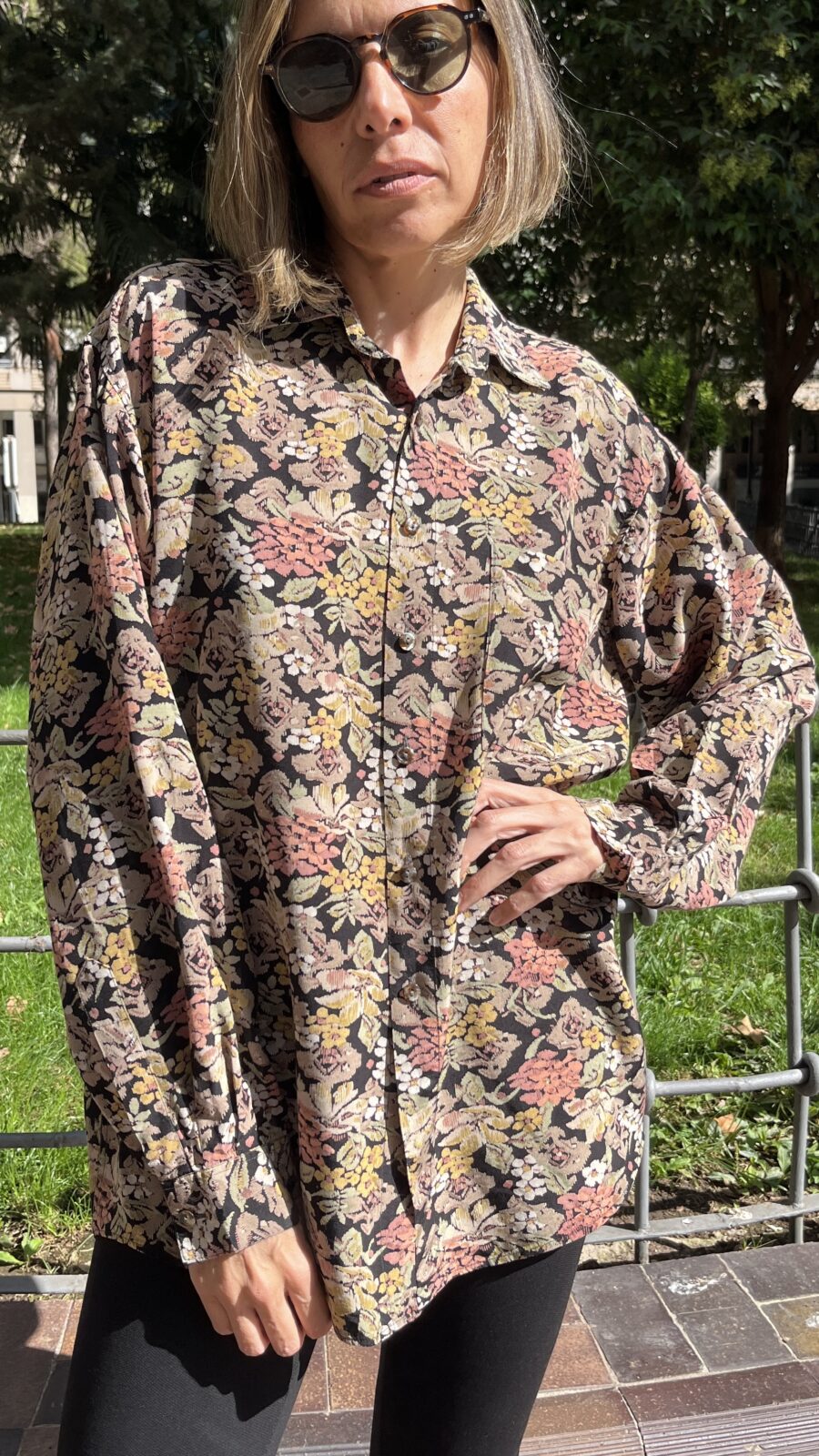 Camisa vintage unisex italiana con motivo floral tejido sobre fondo negro (años 80–90) - Imagen 14