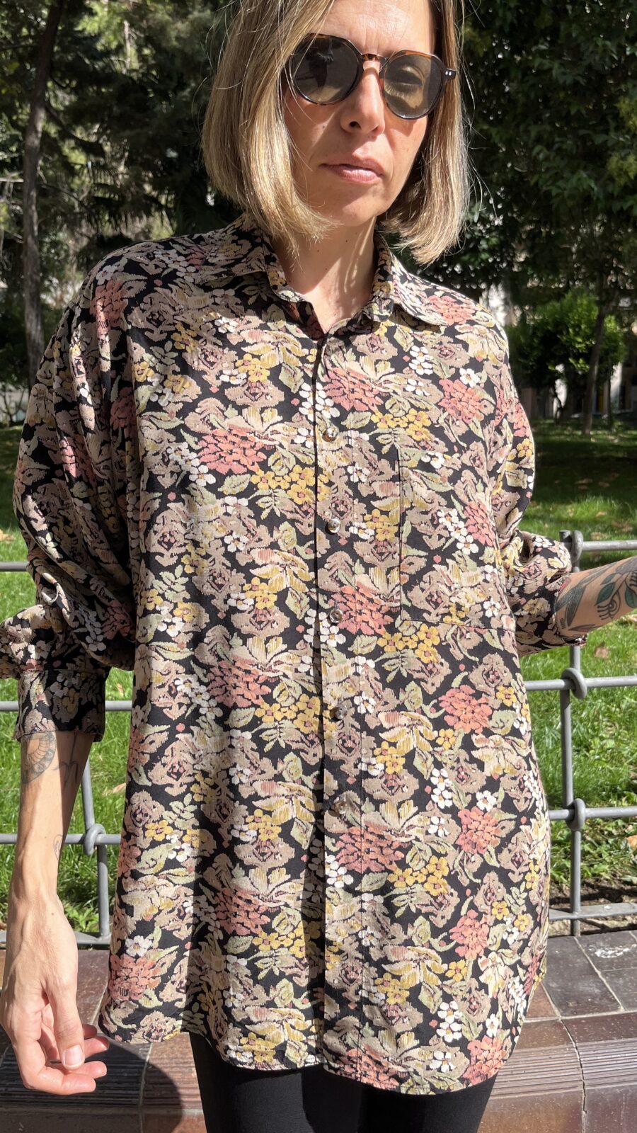 Camisa vintage unisex italiana con motivo floral tejido sobre fondo negro (años 80–90) - Imagen 4