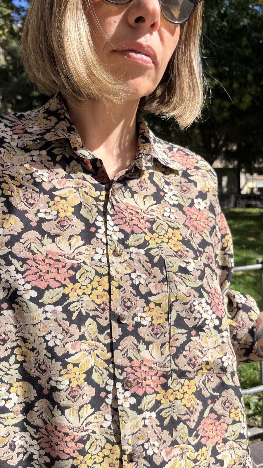 Camisa vintage unisex italiana con motivo floral tejido sobre fondo negro (años 80–90) - Imagen 7