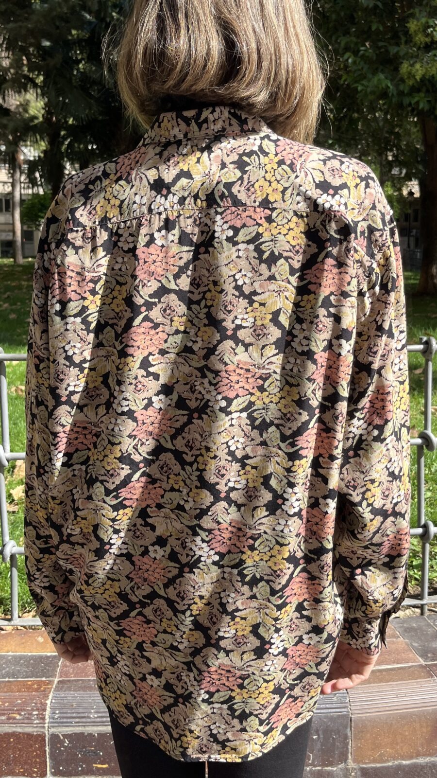 Camisa vintage unisex italiana con motivo floral tejido sobre fondo negro (años 80–90) - Imagen 15