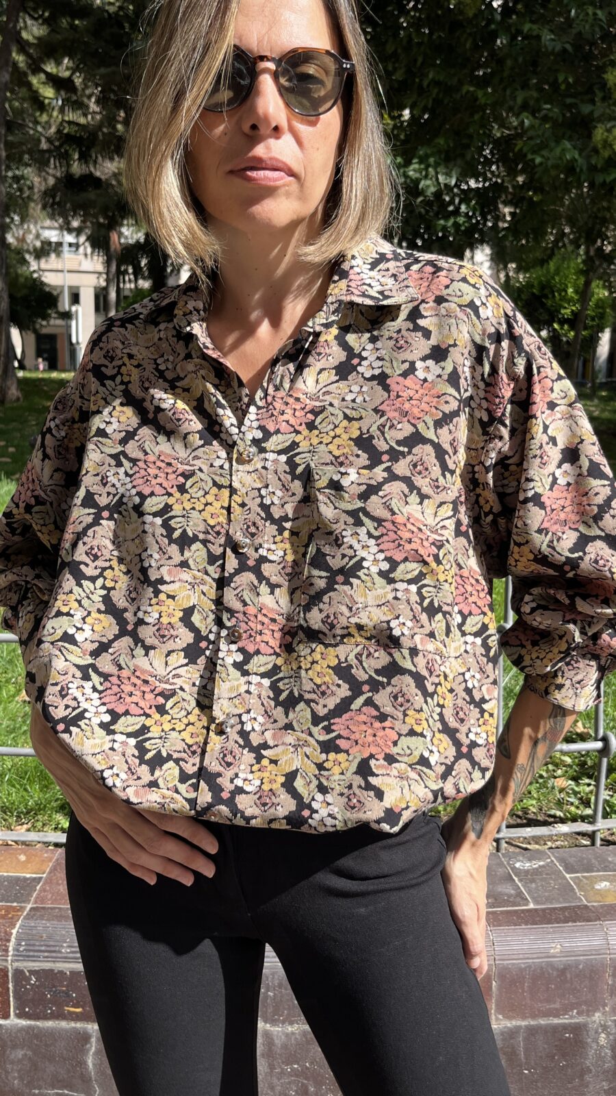 Camisa vintage unisex italiana con motivo floral tejido sobre fondo negro (años 80–90) - Imagen 9