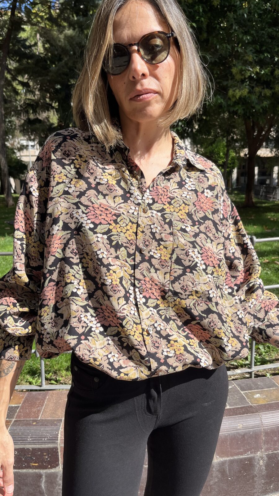 Camisa vintage unisex italiana con motivo floral tejido sobre fondo negro (años 80–90) - Imagen 5