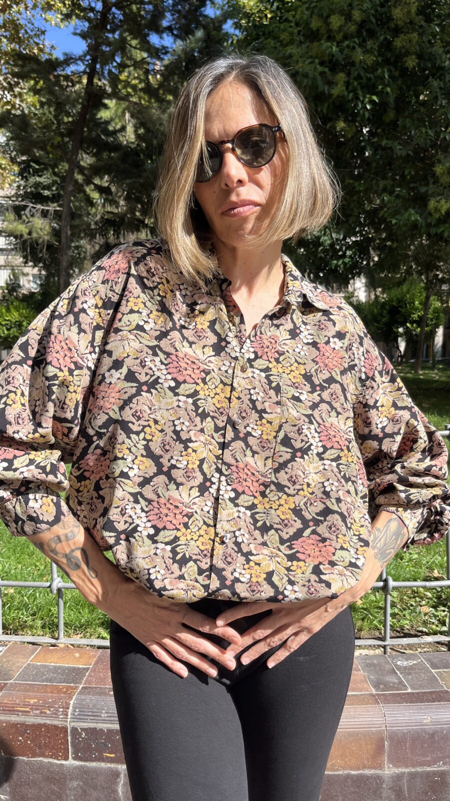 Camisa vintage unisex italiana con motivo floral tejido sobre fondo negro (años 80–90) - Imagen 2