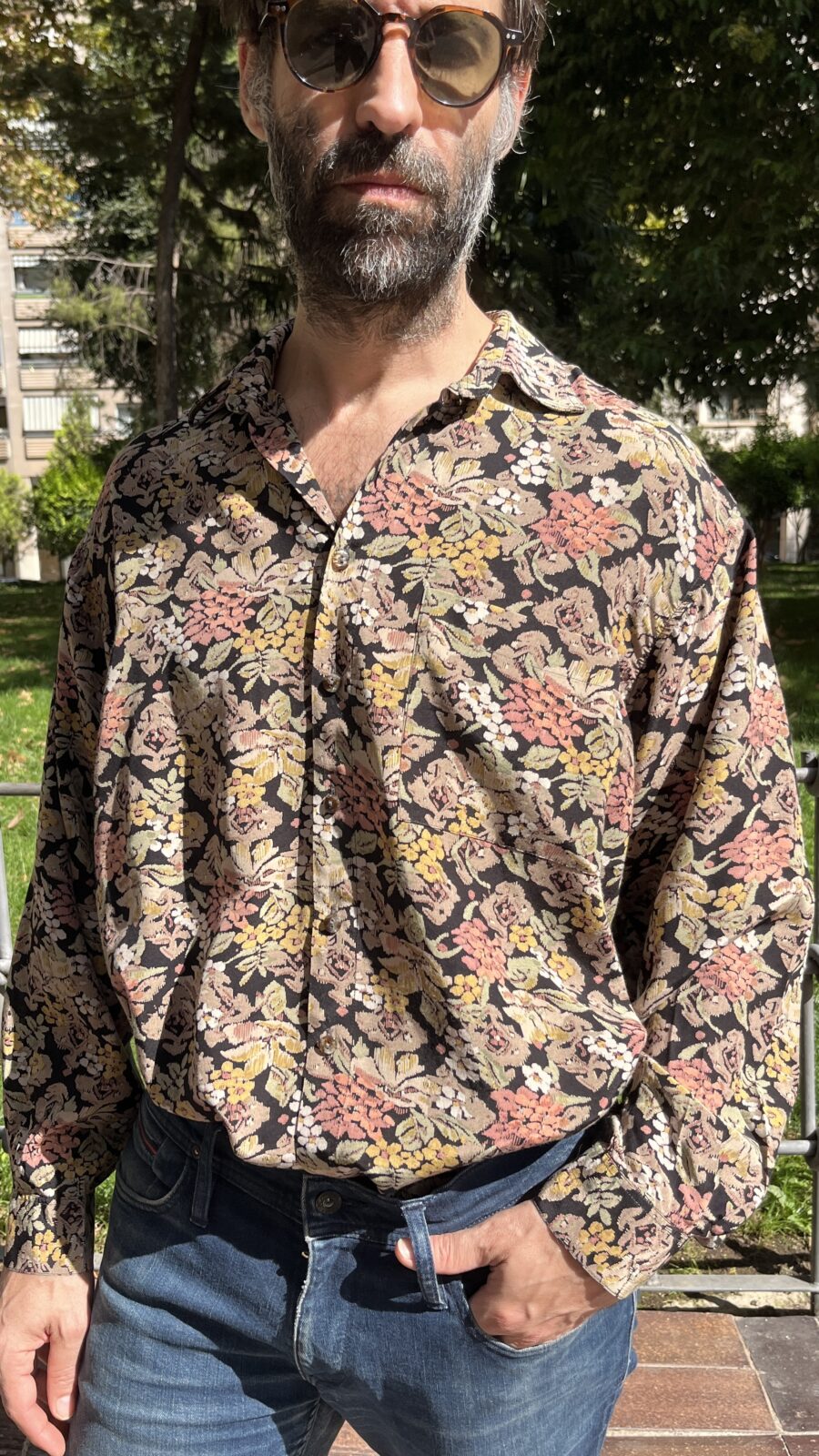 Camisa vintage unisex italiana con motivo floral tejido sobre fondo negro (años 80–90) - Imagen 3
