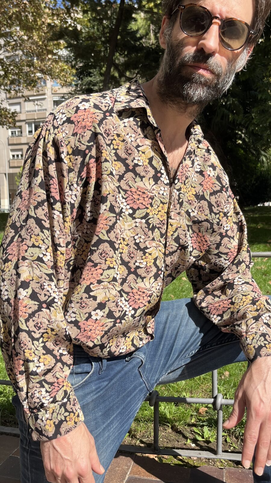Camisa vintage unisex italiana con motivo floral tejido sobre fondo negro (años 80–90) - Imagen 6