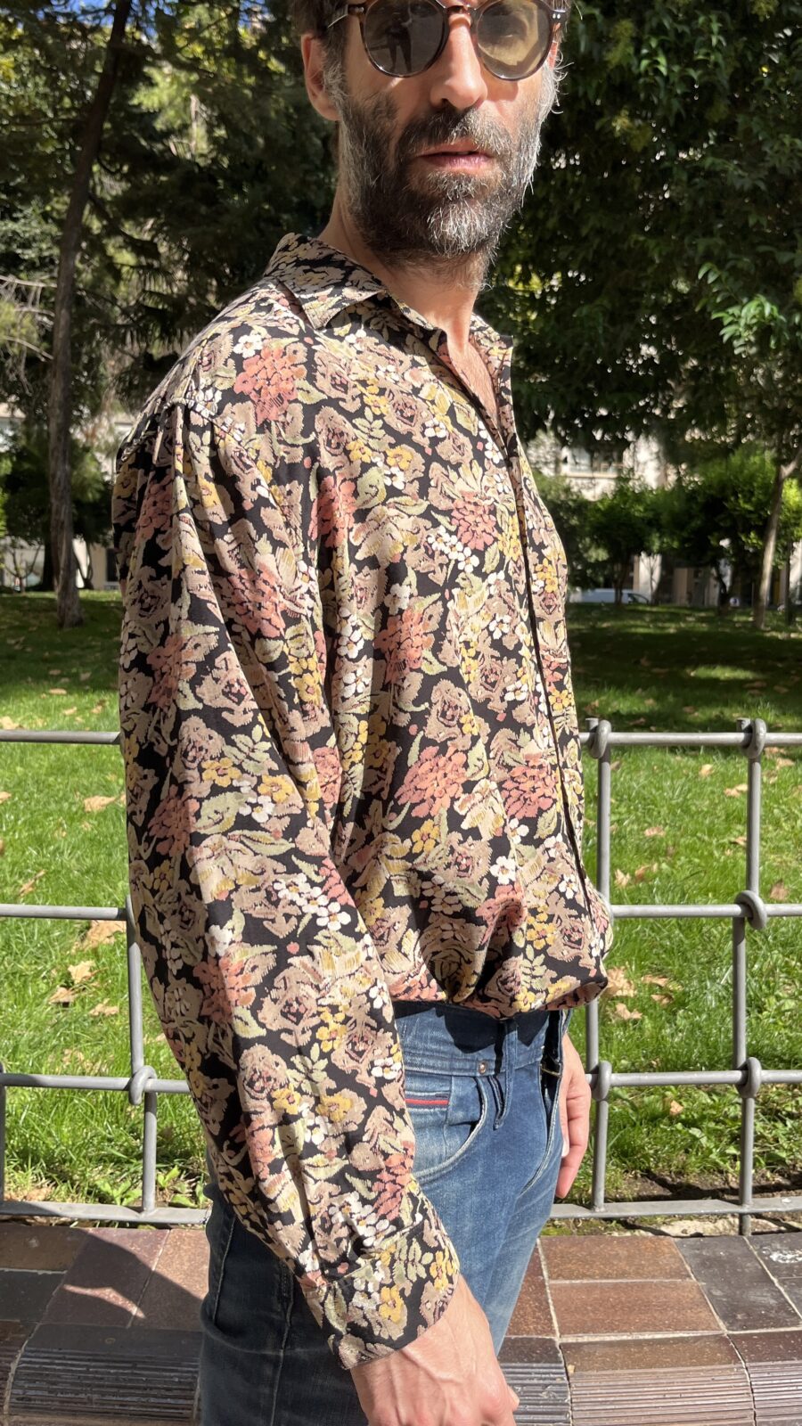 Camisa vintage unisex italiana con motivo floral tejido sobre fondo negro (años 80–90) - Imagen 8