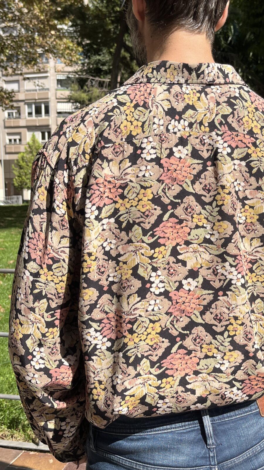 Camisa vintage unisex italiana con motivo floral tejido sobre fondo negro (años 80–90) - Imagen 11