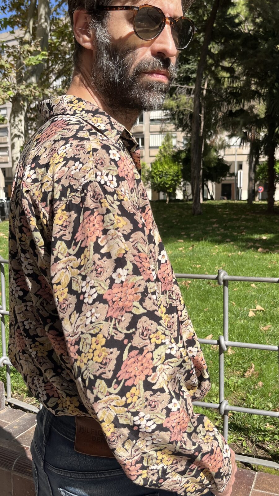 Camisa vintage unisex italiana con motivo floral tejido sobre fondo negro (años 80–90) - Imagen 12