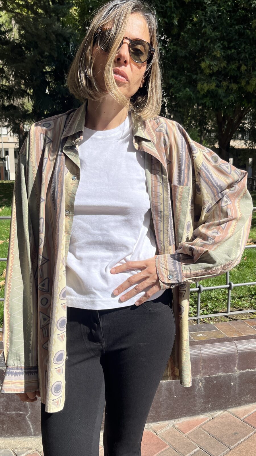 Camisa vintage unisex con estampado geométrico pastel años 80 - Imagen 9