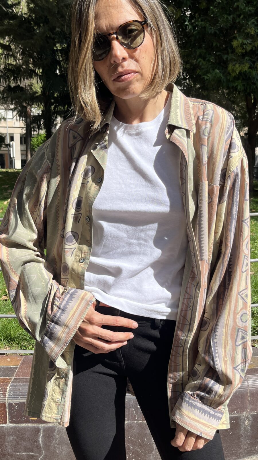 Camisa vintage unisex con estampado geométrico pastel años 80 - Imagen 7