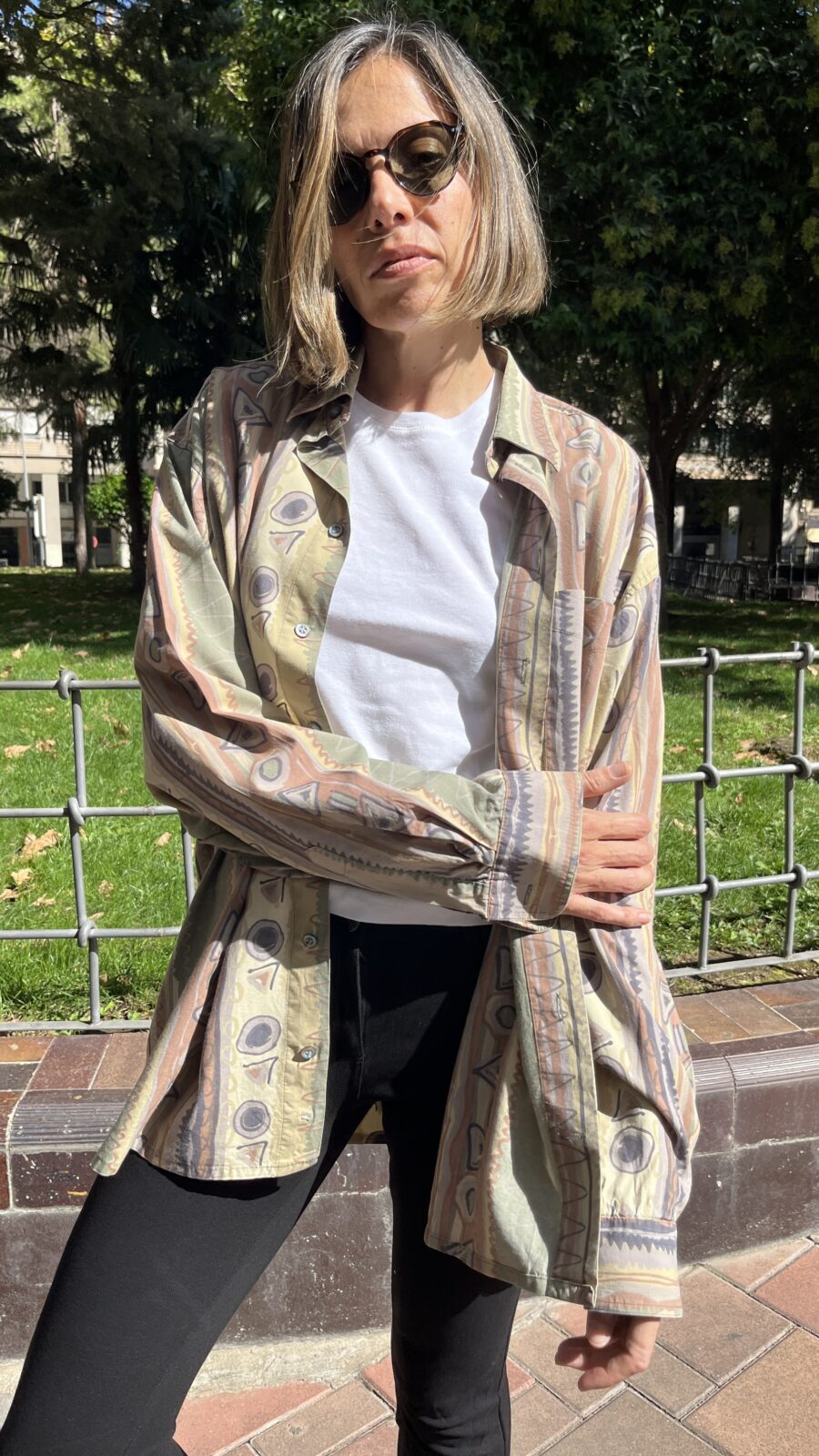 Camisa vintage unisex con estampado geométrico pastel años 80 - Imagen 4