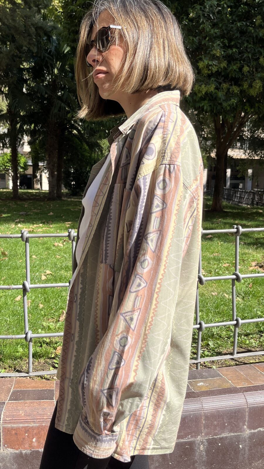 Camisa vintage unisex con estampado geométrico pastel años 80 - Imagen 12