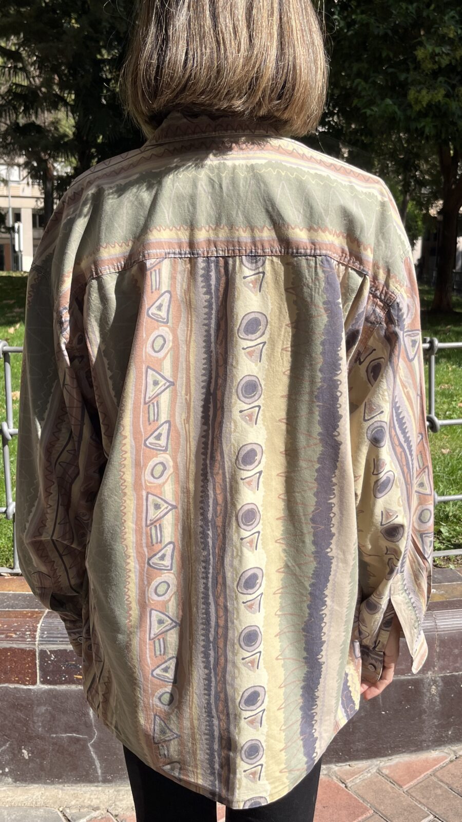 Camisa vintage unisex con estampado geométrico pastel años 80 - Imagen 13