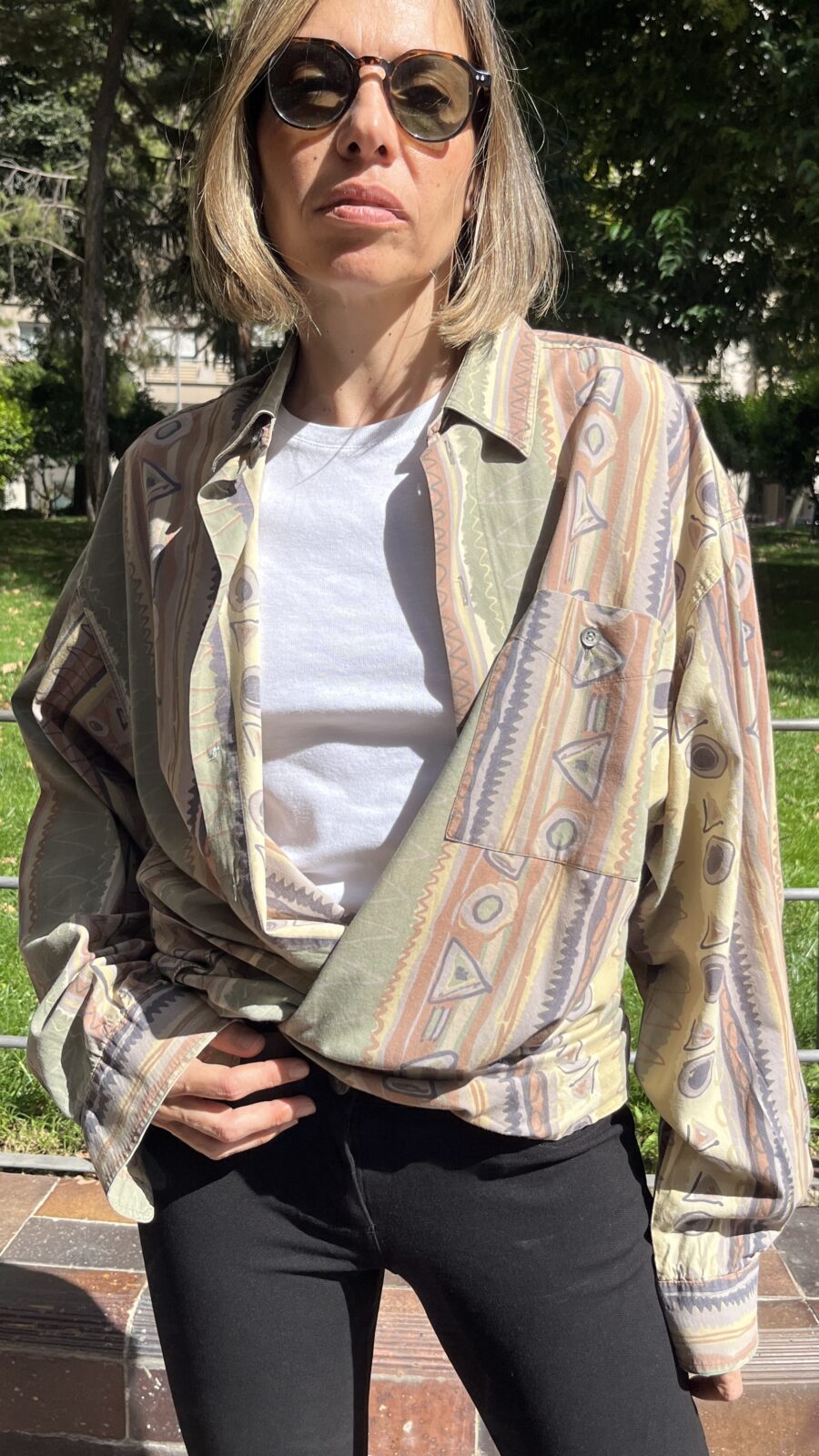 Camisa vintage unisex con estampado geométrico pastel años 80 - Imagen 2