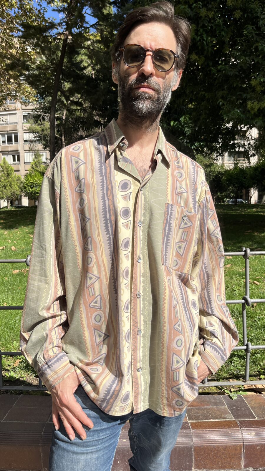 Camisa vintage unisex con estampado geométrico pastel años 80 - Imagen 8