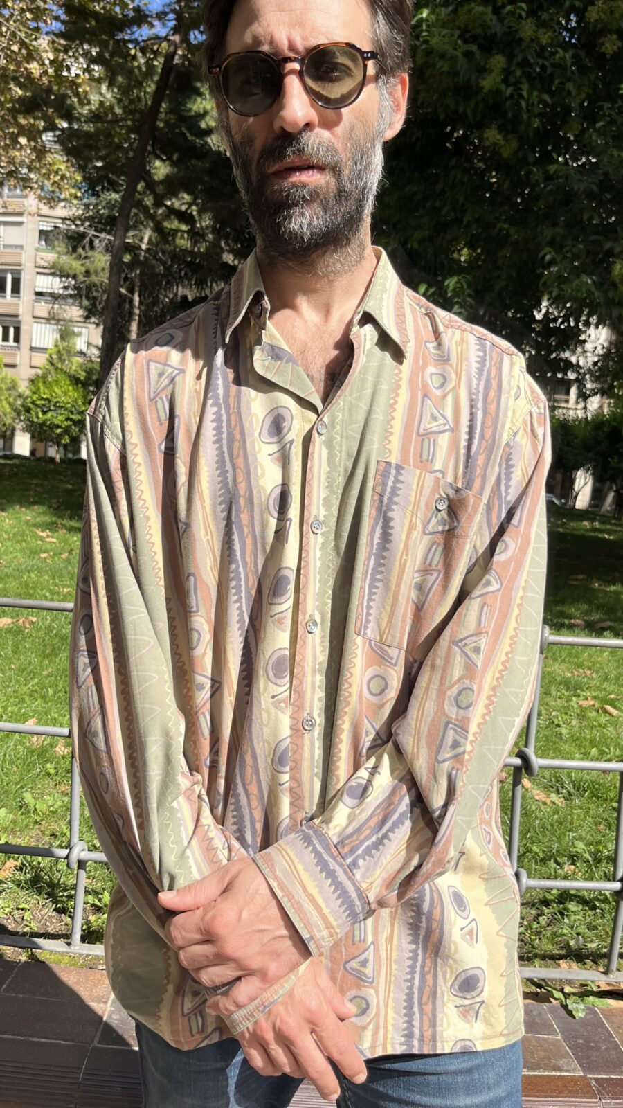 Camisa vintage unisex con estampado geométrico pastel años 80 - Imagen 6