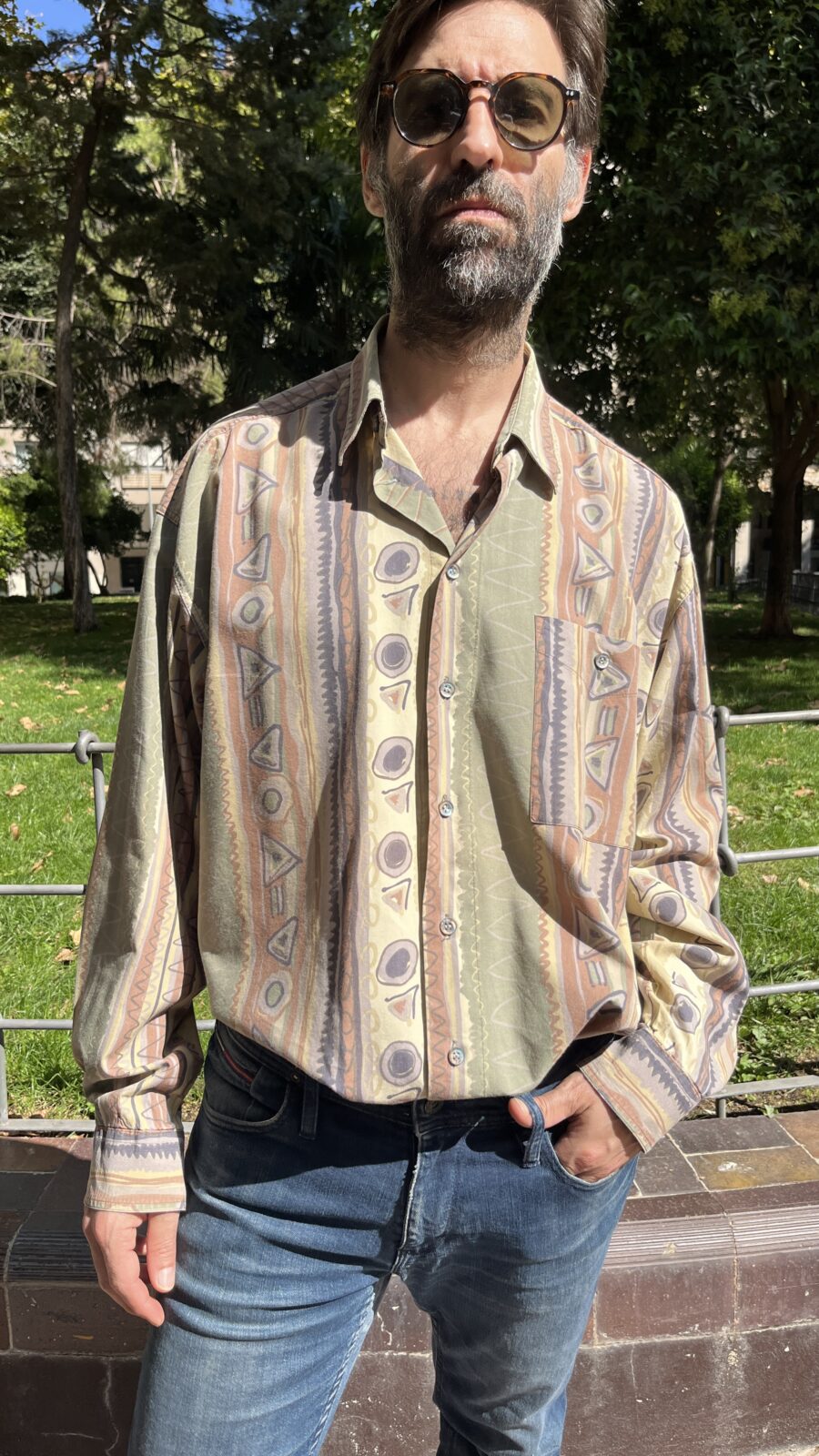 Camisa vintage unisex con estampado geométrico pastel años 80 - Imagen 3