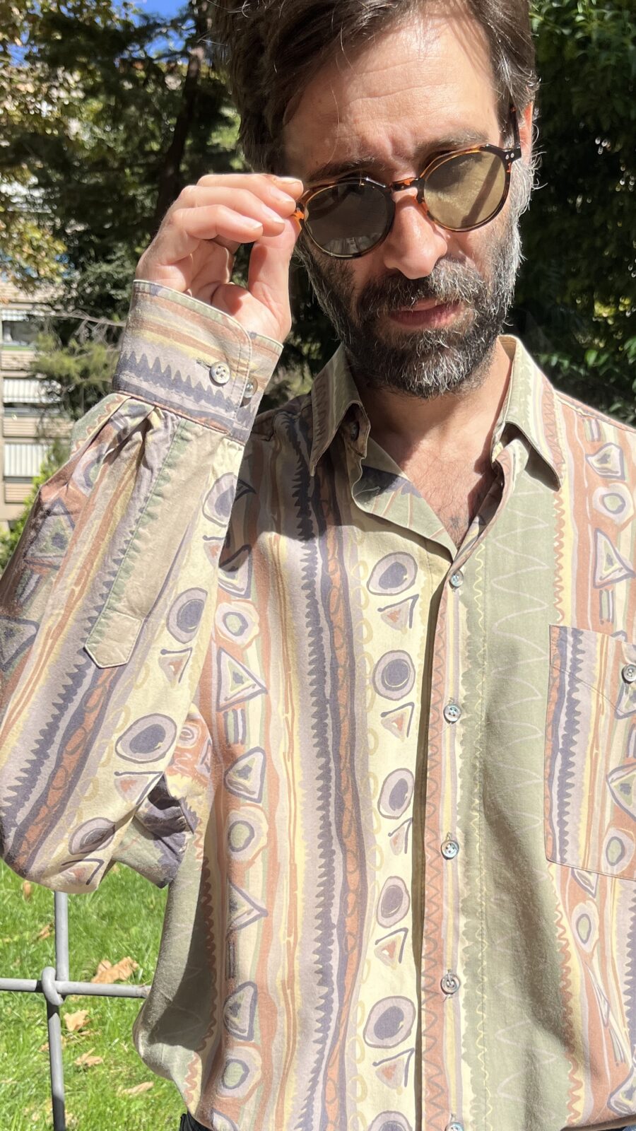 Camisa vintage unisex con estampado geométrico pastel años 80 - Imagen 5