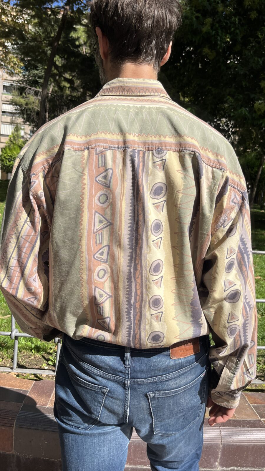 Camisa vintage unisex con estampado geométrico pastel años 80 - Imagen 11