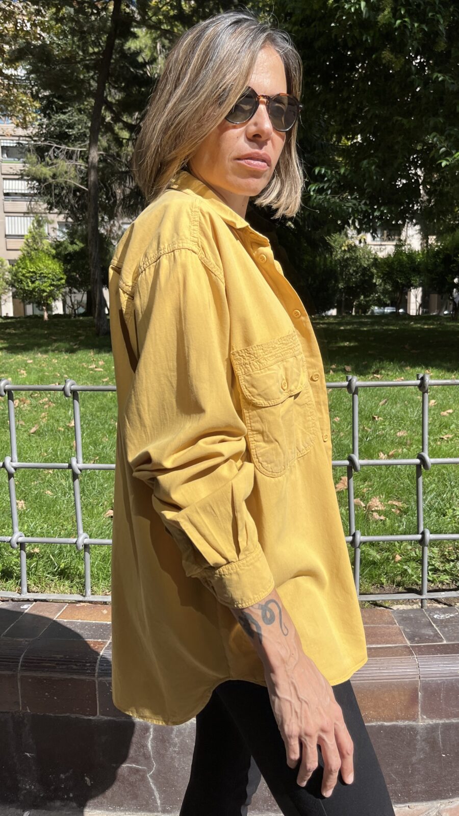 Camisa vintage unisex en algodón mostaza (años 90) - Imagen 12
