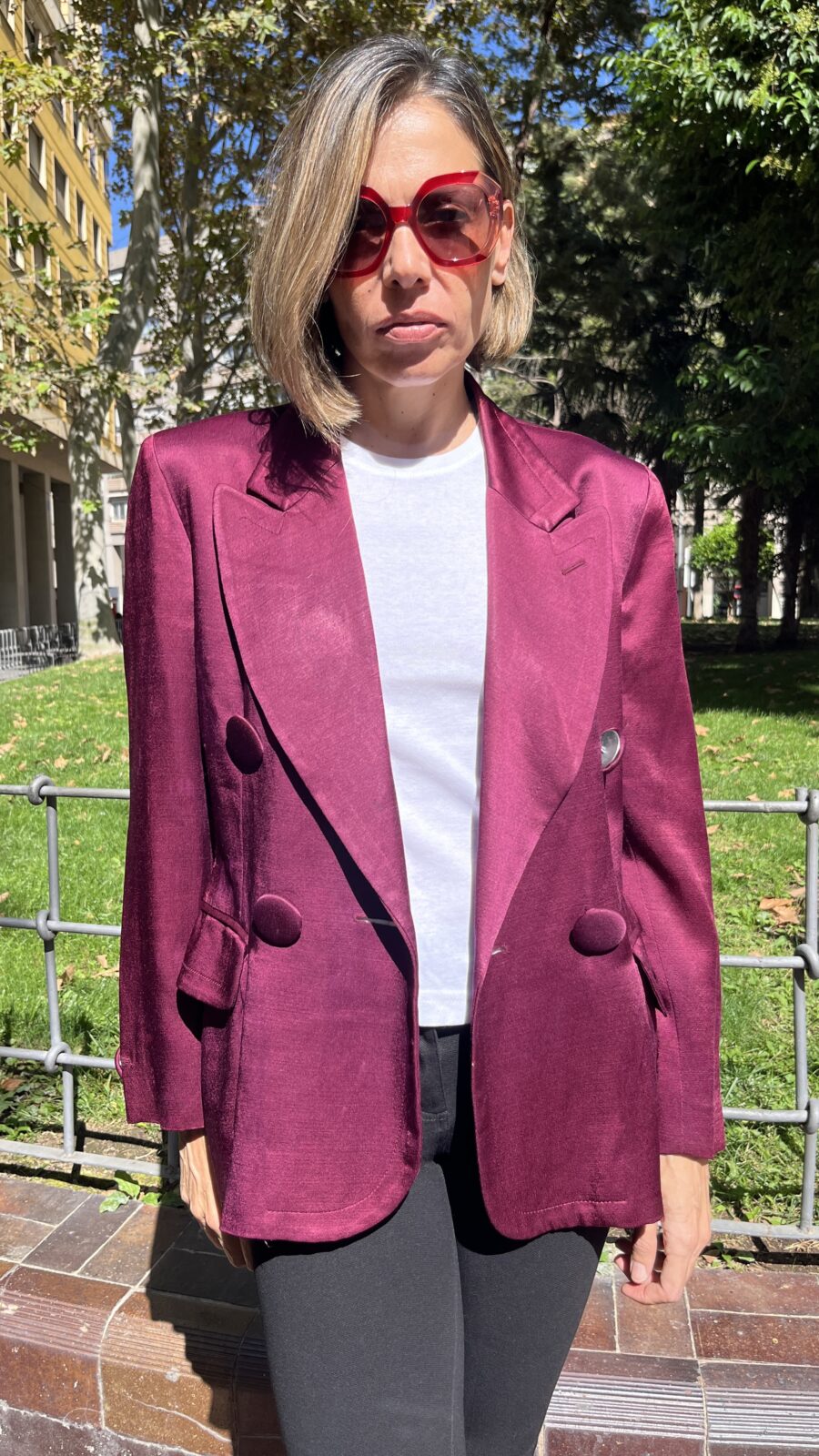 Americana doble botonadura Moschino Couture en lana satinada color burdeos, Made in Italy años 90 - Imagen 3