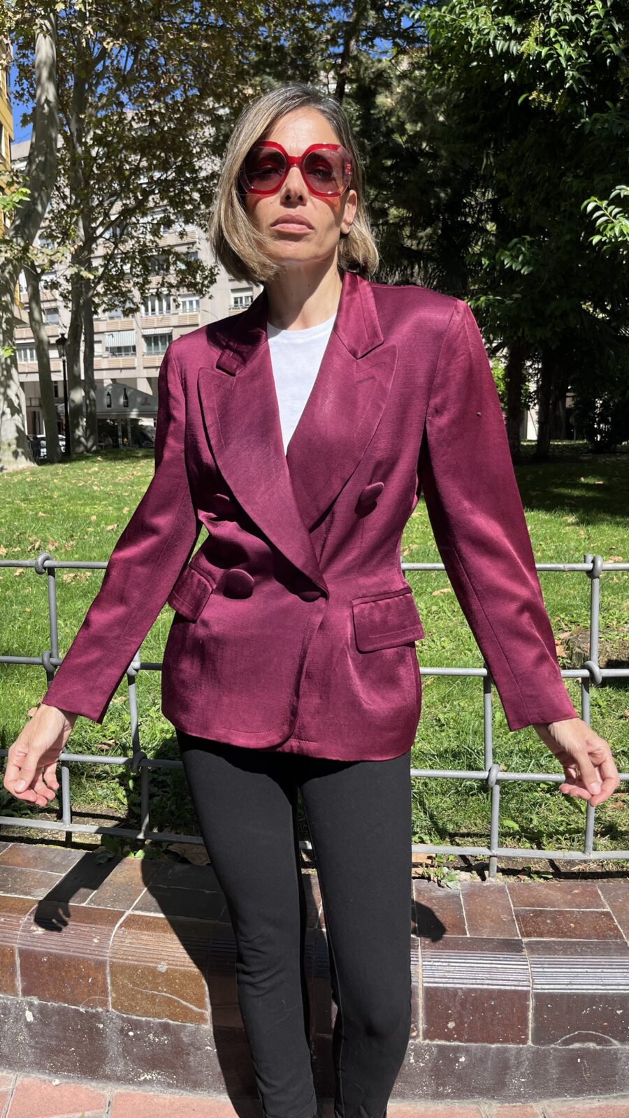 Americana doble botonadura Moschino Couture en lana satinada color burdeos, Made in Italy años 90 - Imagen 7