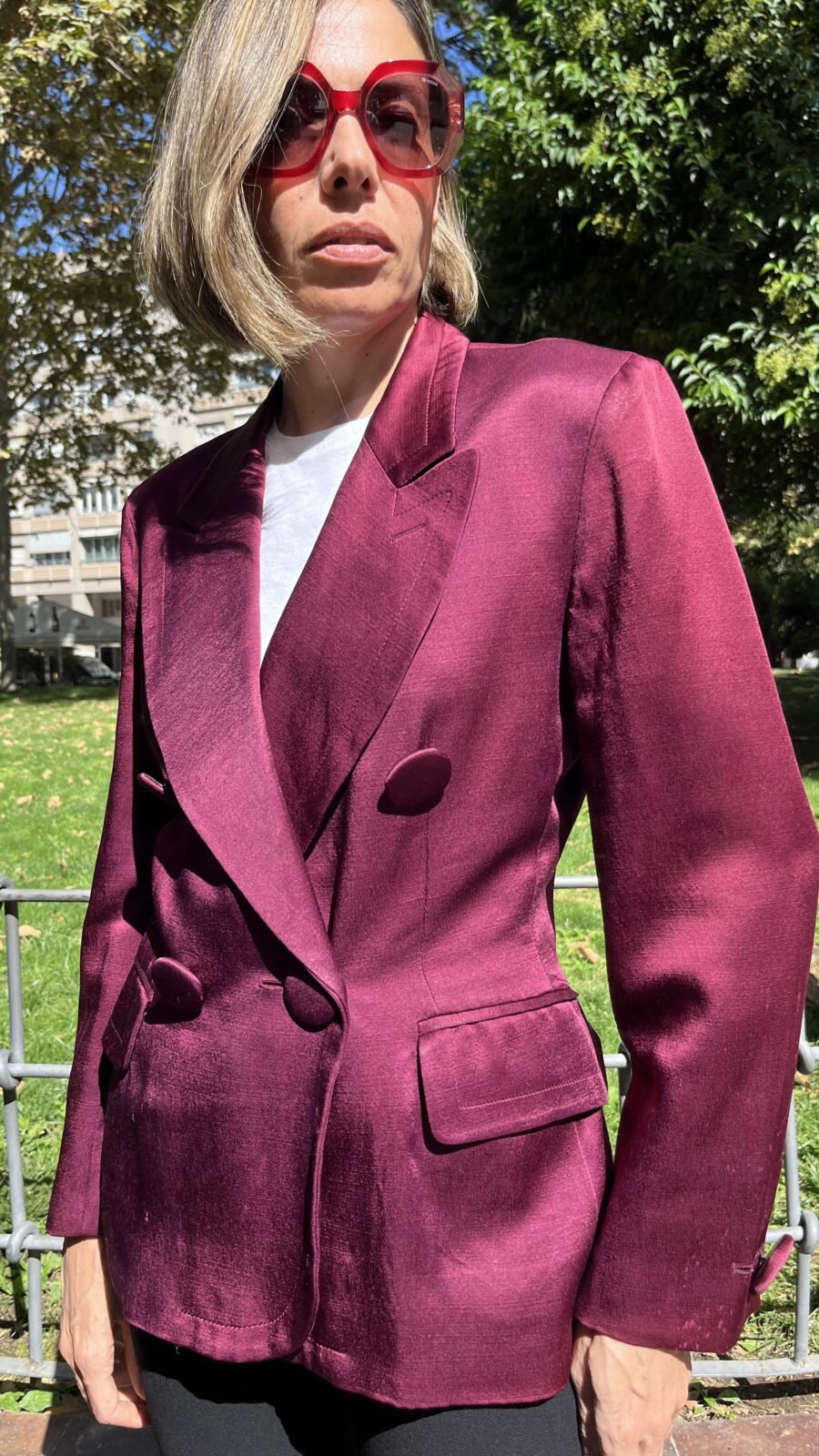 Americana doble botonadura Moschino Couture en lana satinada color burdeos, Made in Italy años 90 - Imagen 2