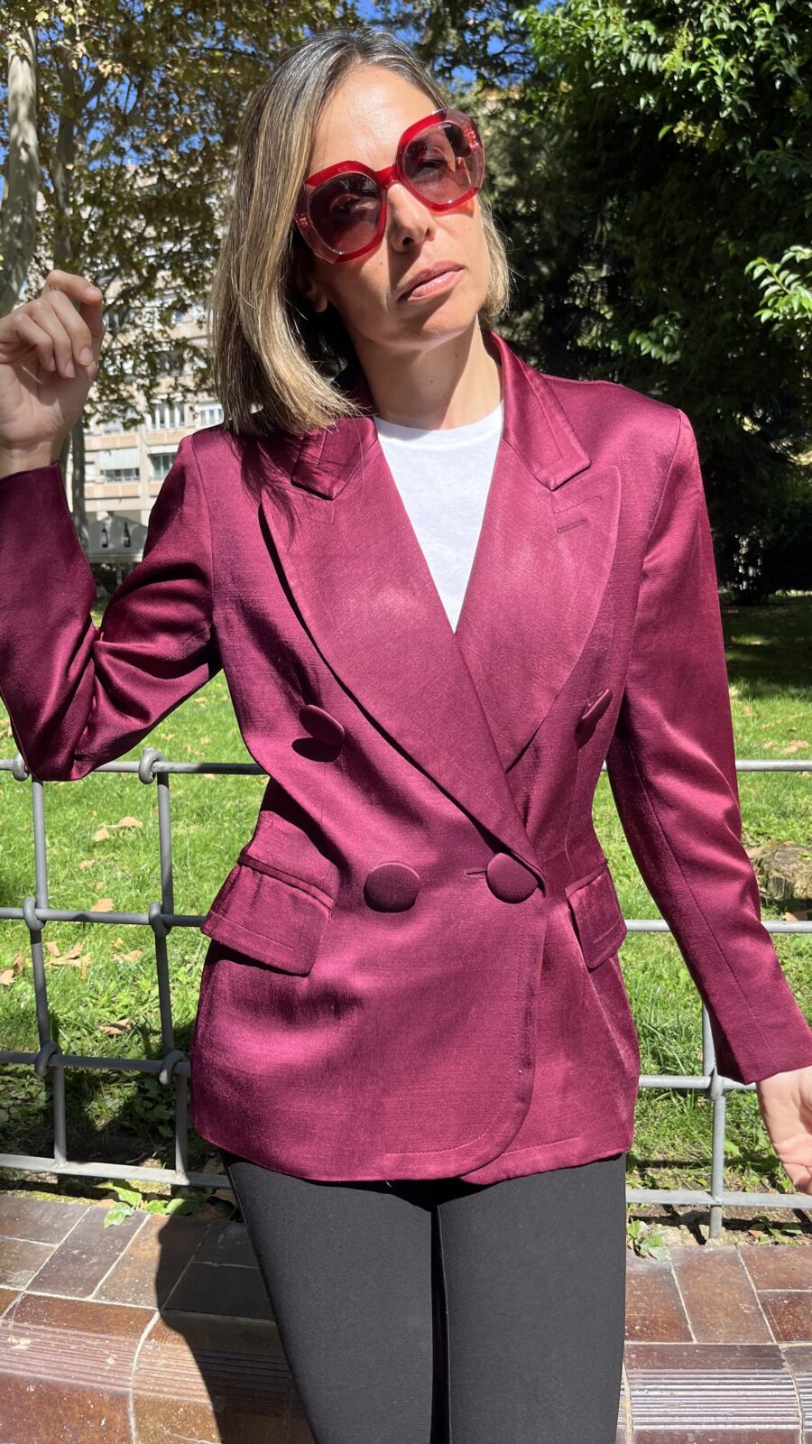 Americana doble botonadura Moschino Couture en lana satinada color burdeos, Made in Italy años 90 - Imagen 4