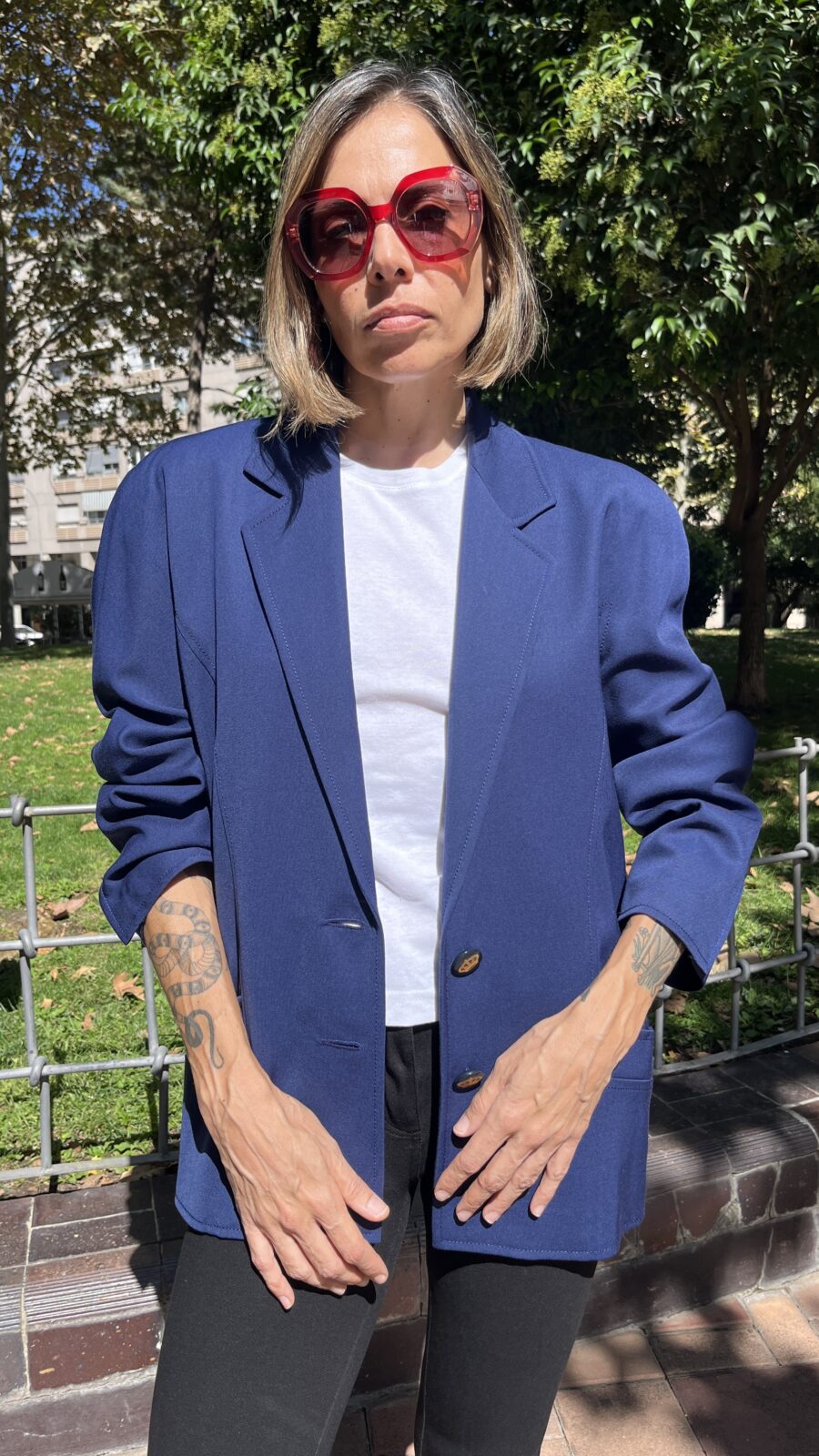 Blazer azul “Vanguardia Elio Berhanyer” (España, años 70) - Imagen 2