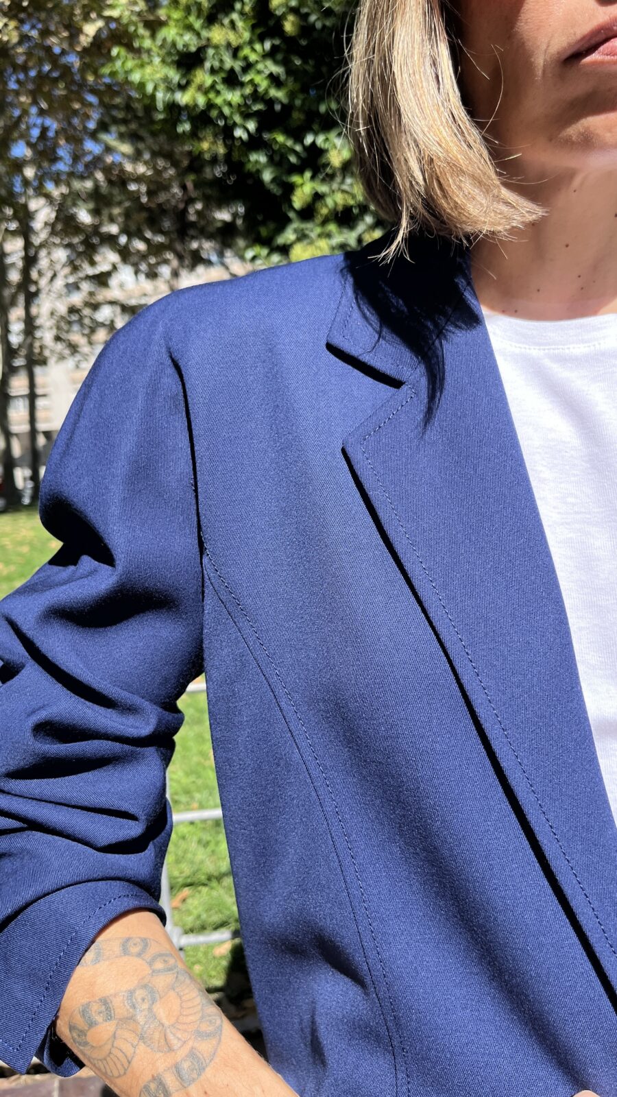 Blazer azul “Vanguardia Elio Berhanyer” (España, años 70) - Imagen 5