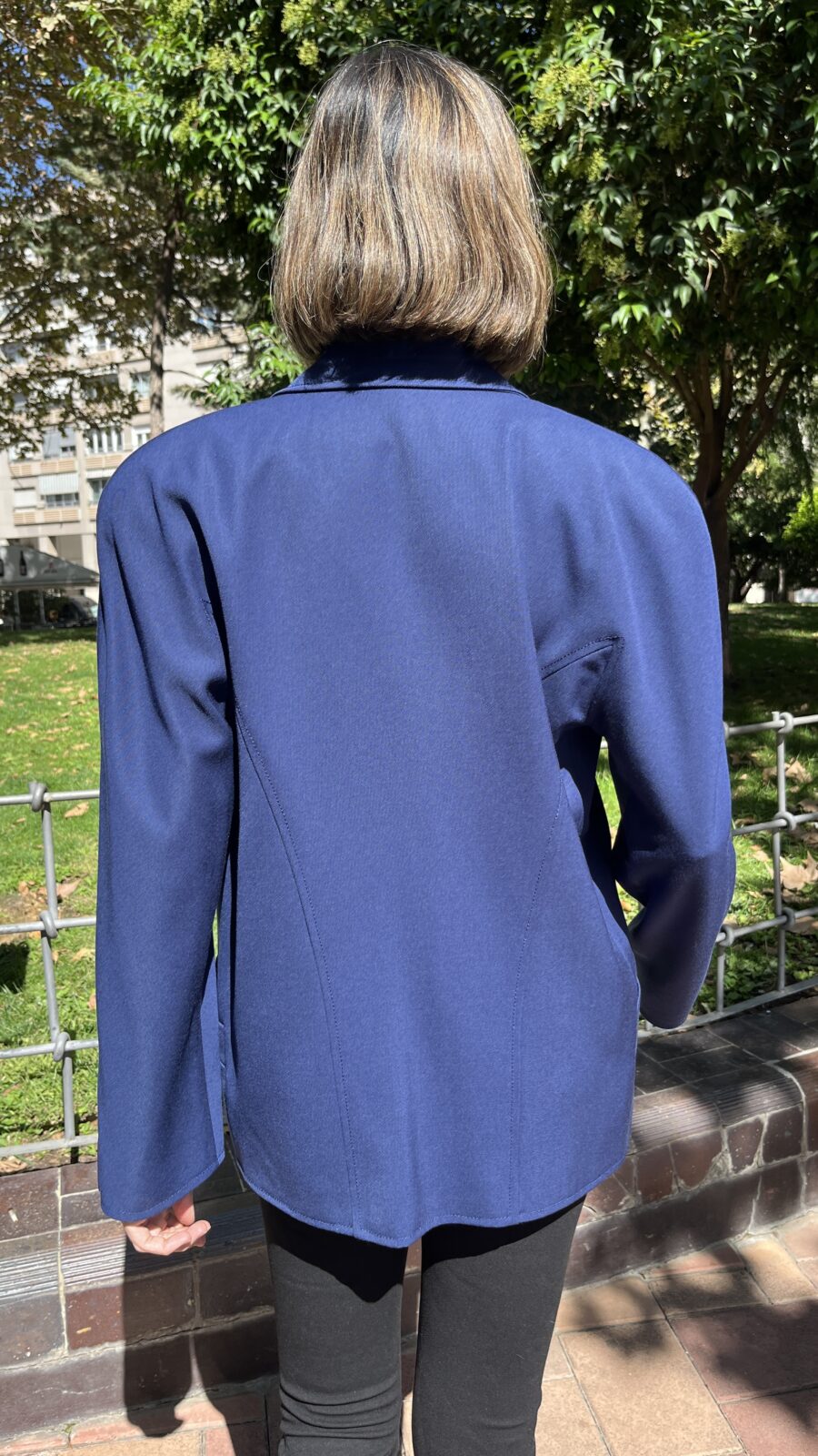 Blazer azul “Vanguardia Elio Berhanyer” (España, años 70) - Imagen 10