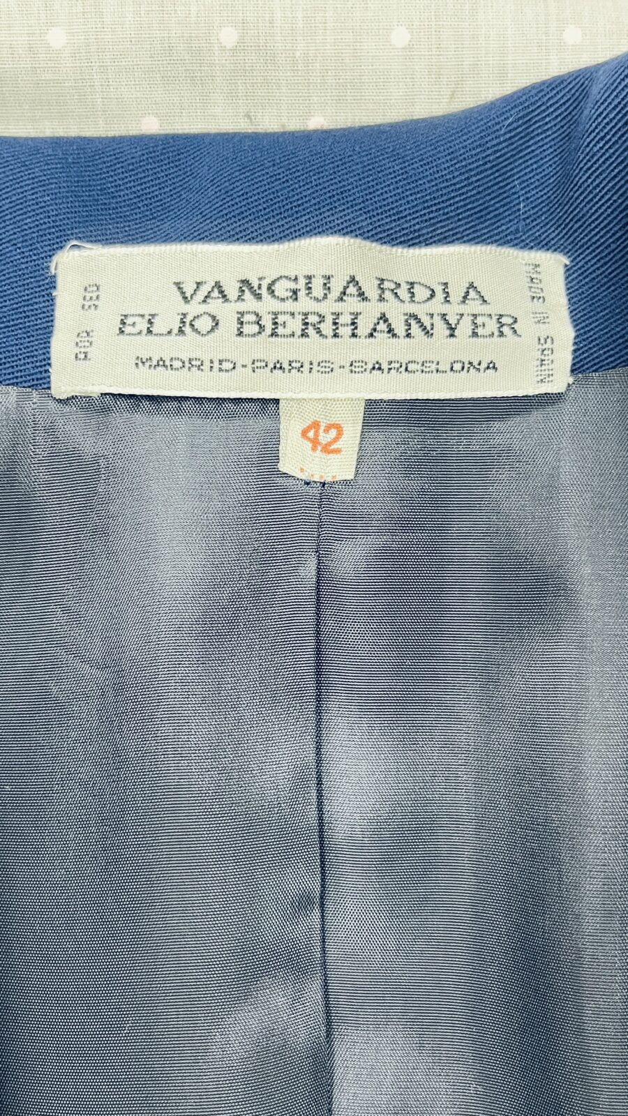 Blazer azul “Vanguardia Elio Berhanyer” (España, años 70) - Imagen 11