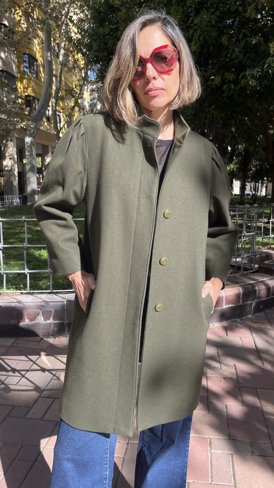 Abrigo levita en paño verde oliva con cuello tirilla finales de los 60