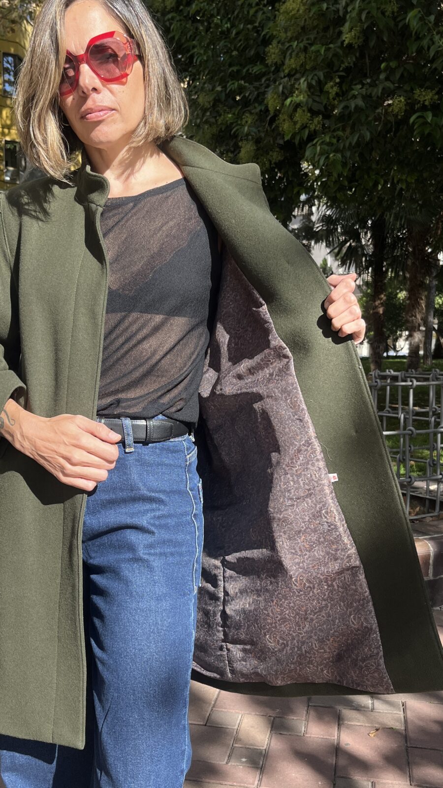 Abrigo levita en paño verde oliva con cuello tirilla finales de los 60 - Imagen 10