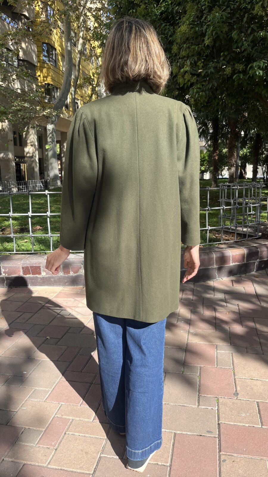 Abrigo levita en paño verde oliva con cuello tirilla finales de los 60 - Imagen 11