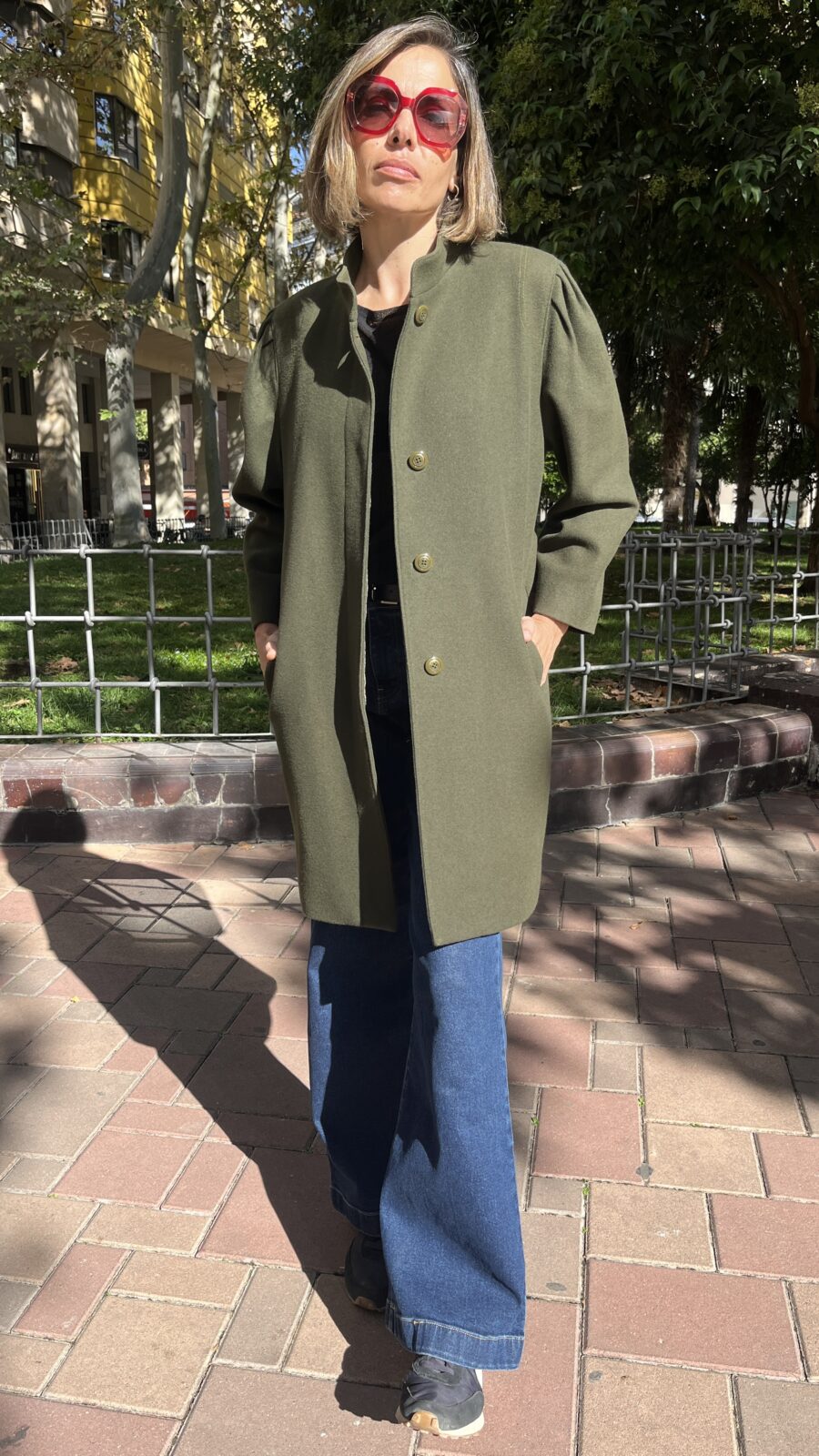Abrigo levita en paño verde oliva con cuello tirilla finales de los 60 - Imagen 6