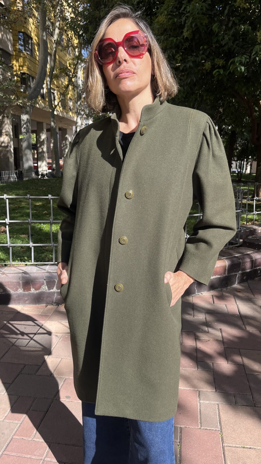 Abrigo levita en paño verde oliva con cuello tirilla finales de los 60 - Imagen 5