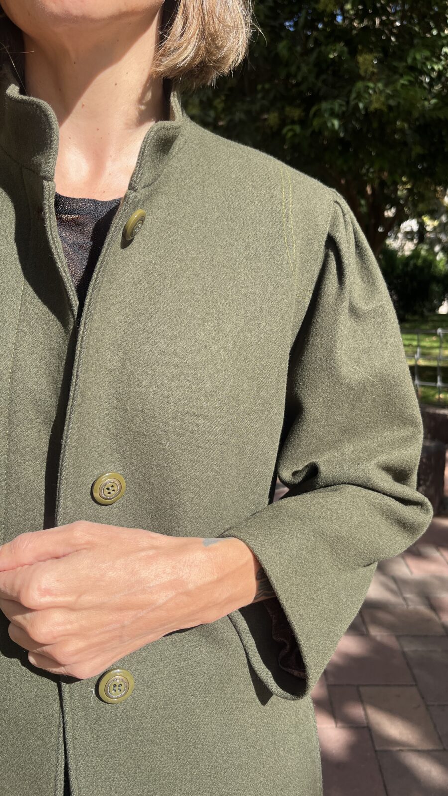 Abrigo levita en paño verde oliva con cuello tirilla finales de los 60 - Imagen 7