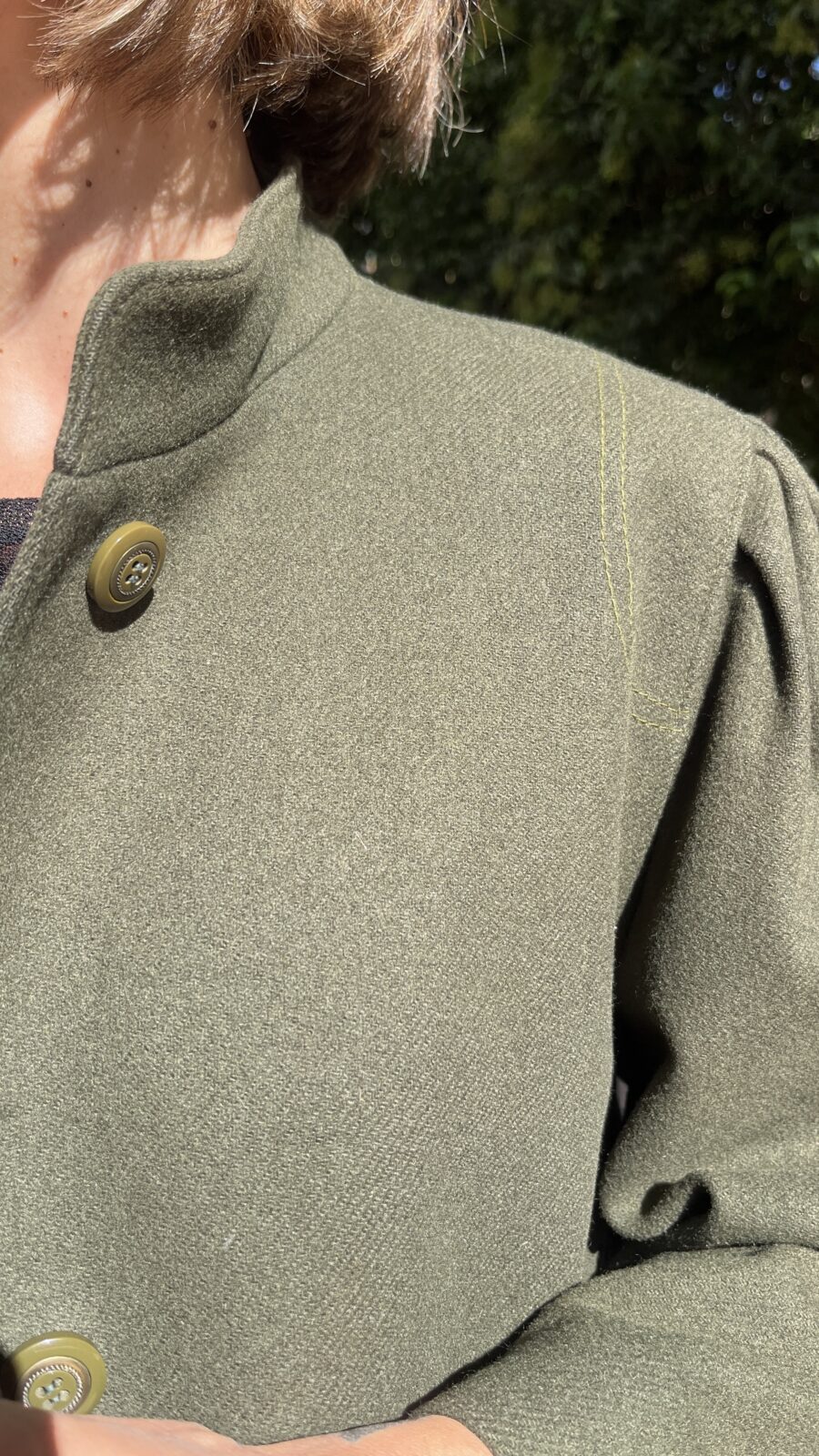 Abrigo levita en paño verde oliva con cuello tirilla finales de los 60 - Imagen 4