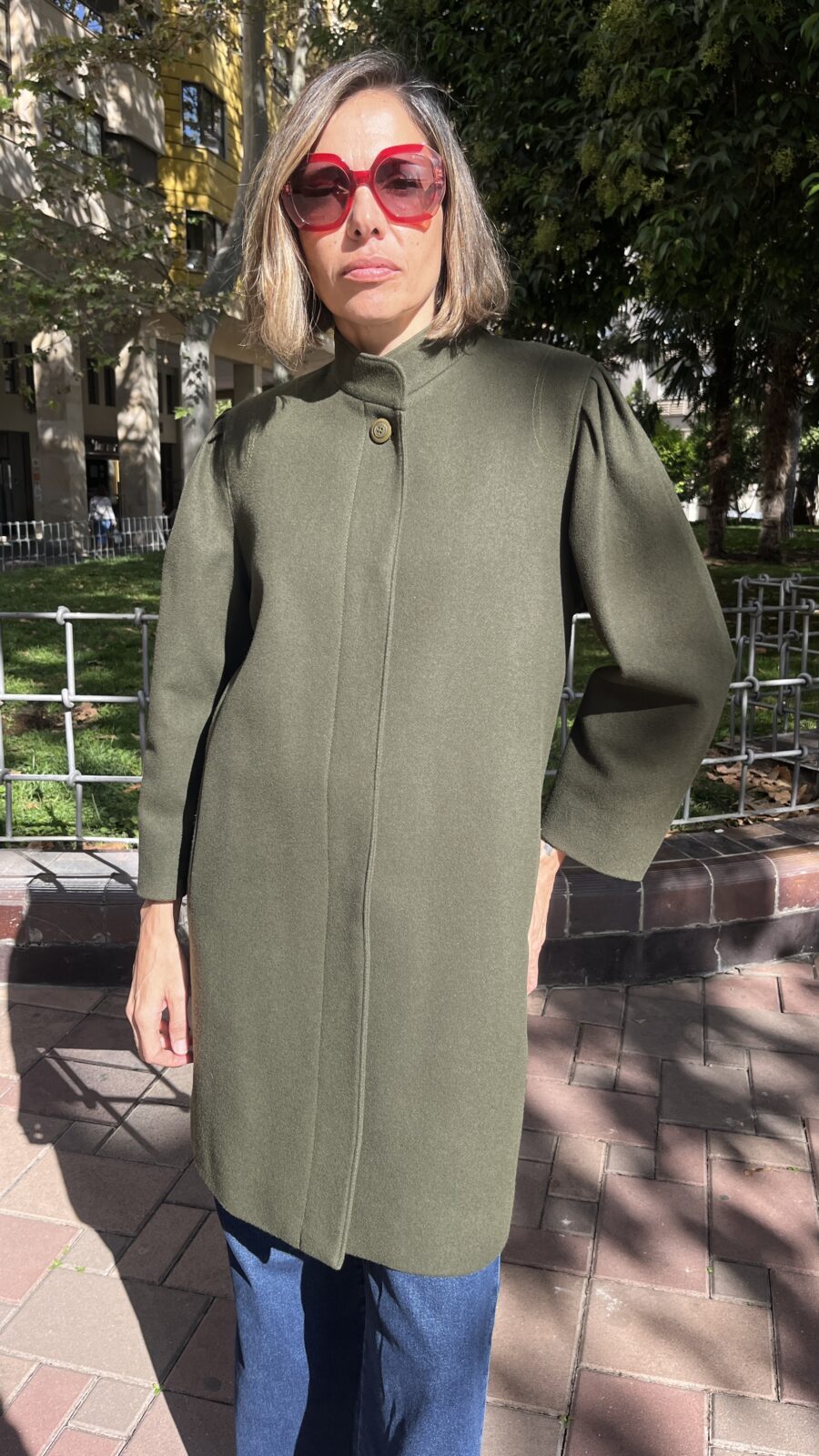 Abrigo levita en paño verde oliva con cuello tirilla finales de los 60 - Imagen 2