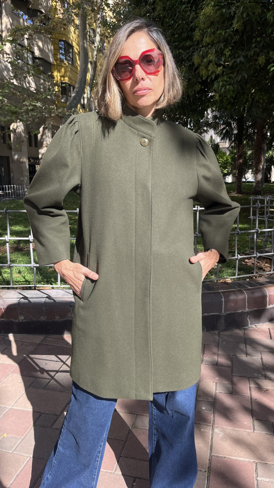 Abrigo levita en paño verde oliva con cuello tirilla finales de los 60 - Imagen 8