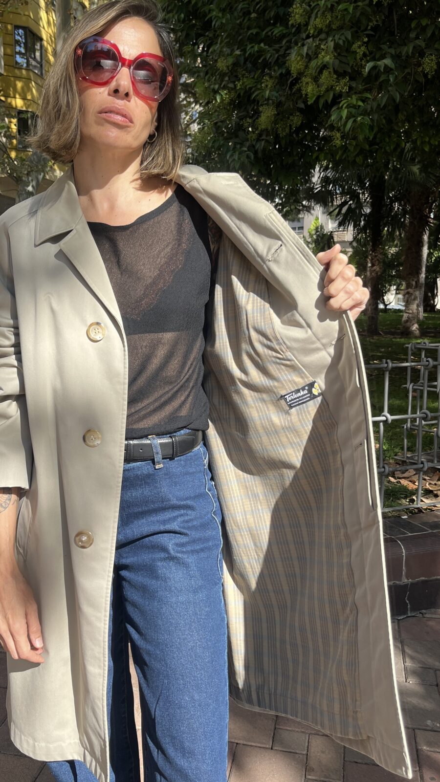 Gabardina Cortefiel en twill beige Terlenka® con forro de cuadros . Principios de los 80 - Imagen 2