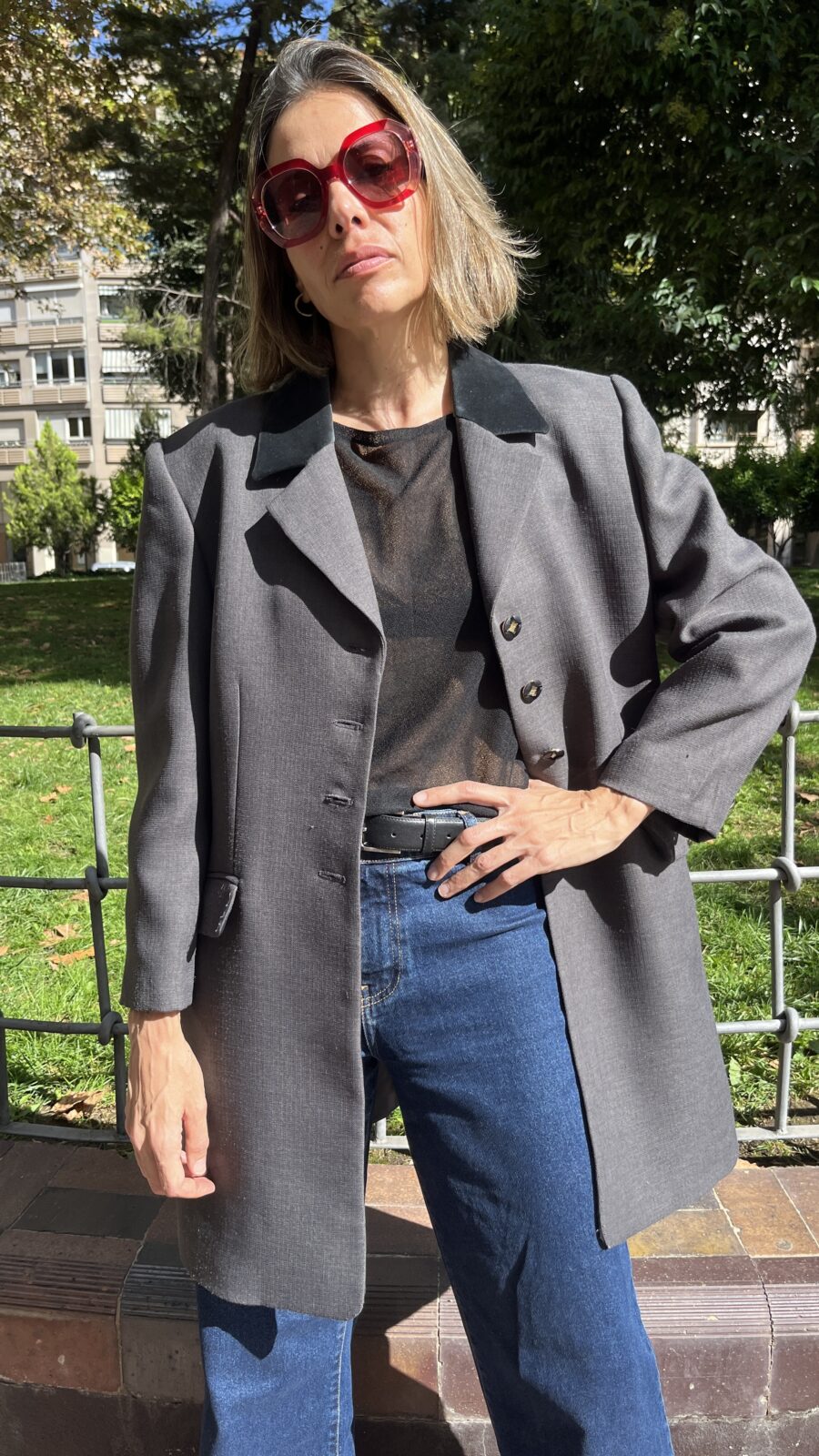 Levita-blazer gris con cuello de terciopelo Made in Spain Años 80 - Imagen 2
