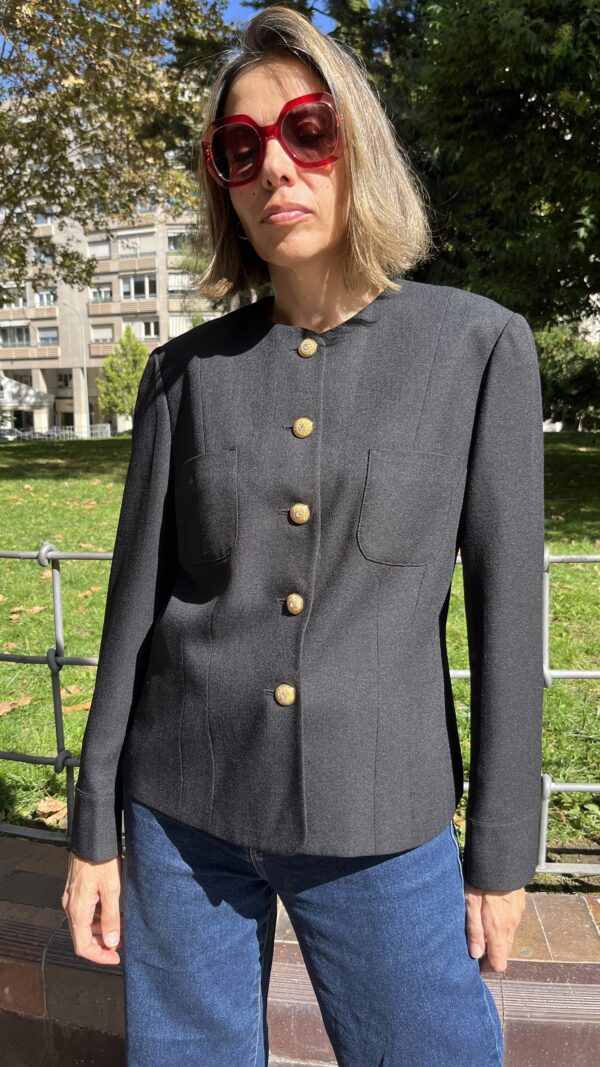 Blazer negra “Stornelli” con botones joya, Made in Spain (finales 80s–principios 90s)